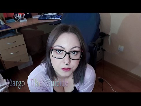 ❤️ Секси девојка со наочари длабоко го цица дилдото на камерата ☑ Супер порно кај нас